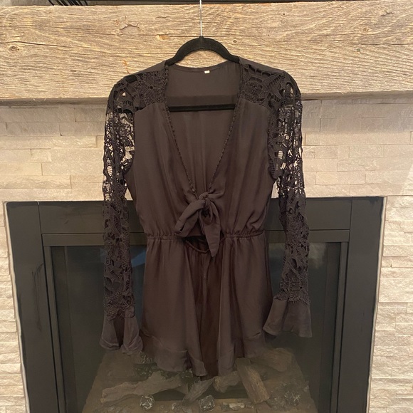 Plunging Knotted Front Lace Sleeve Frill Romper - Picture 6 of 6